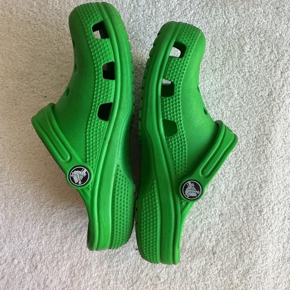 CROCS Kids Vibrant Green Slippers - Picture 8 of 10